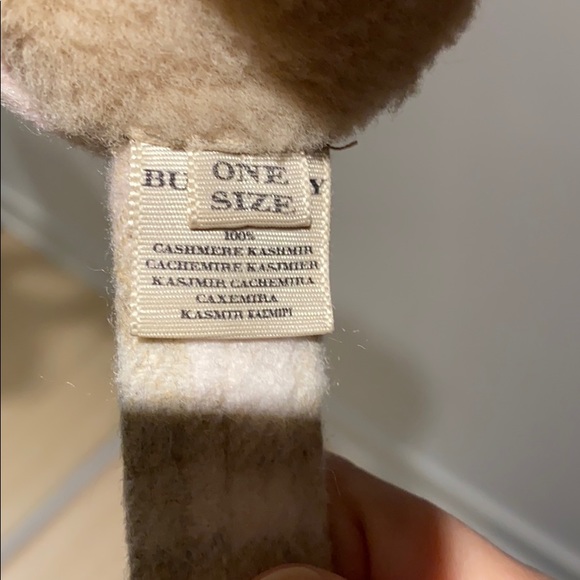 Burberry cashmere scarf and earmuffs - Picture 4 of 5